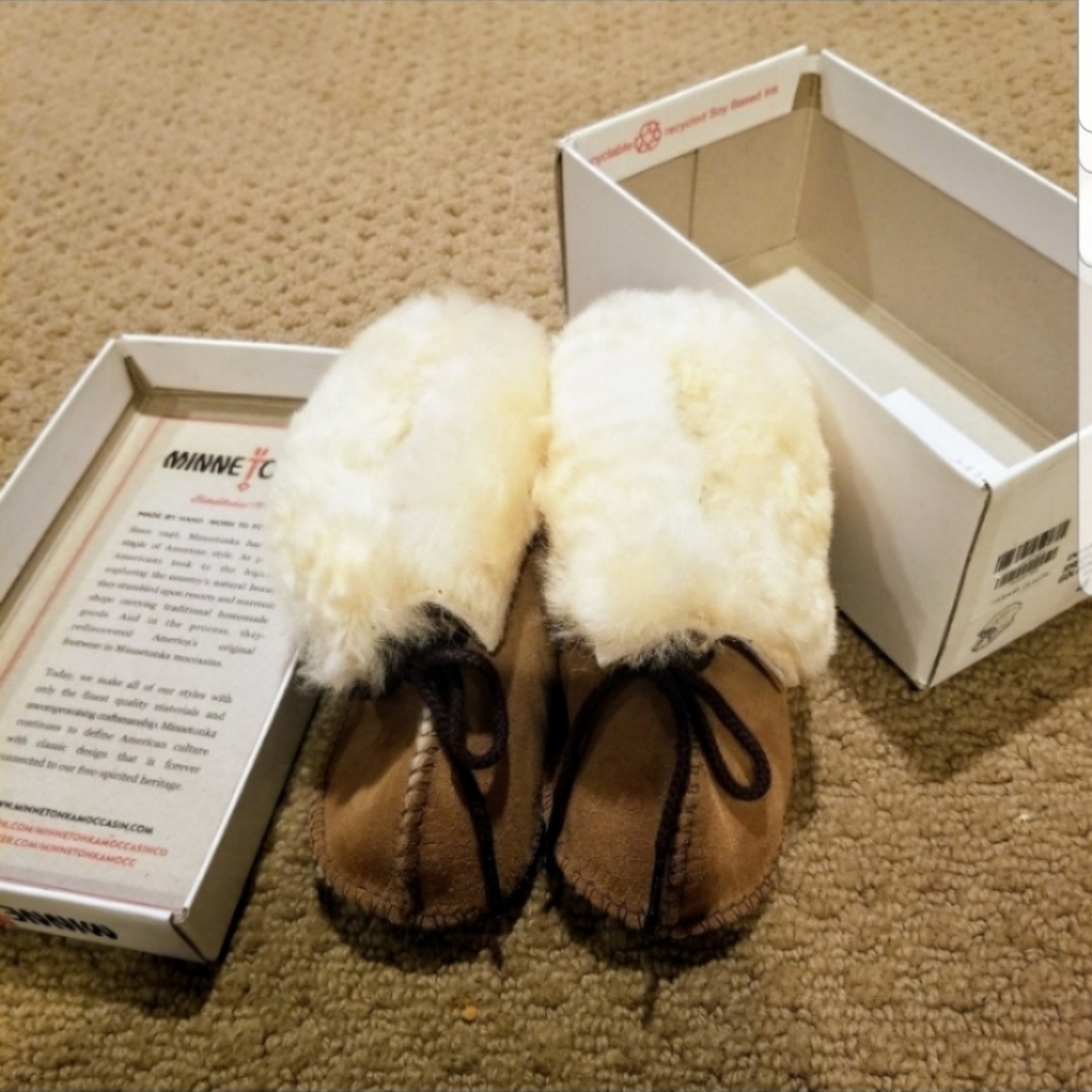 Minnetonka Sheepskin Size 4. Infant moccasin booties. Brand NEW with box.